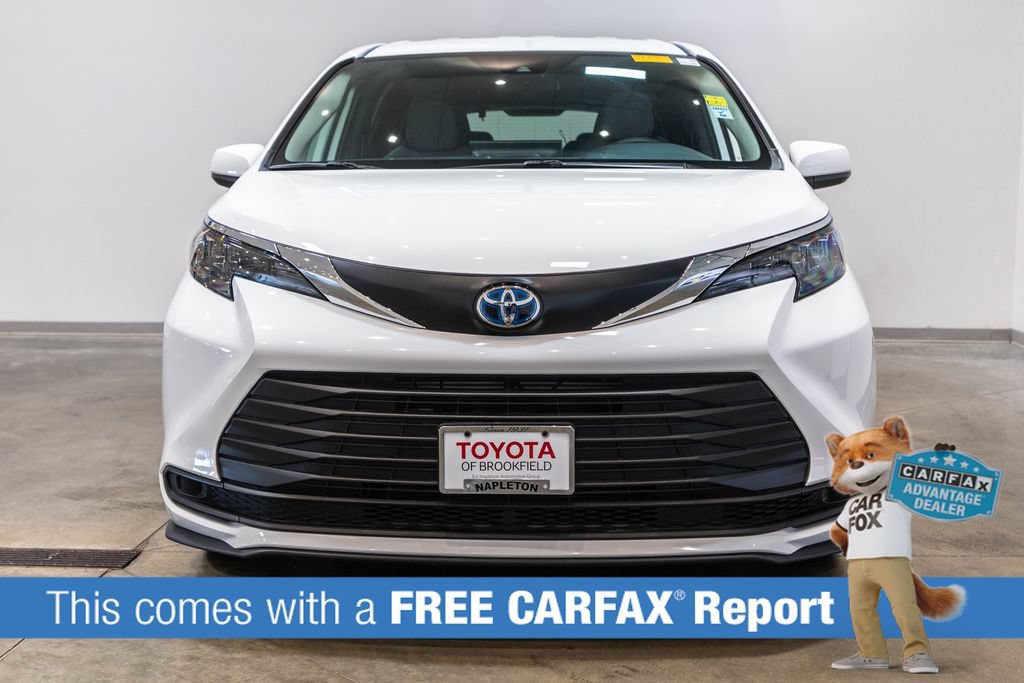 Certified 2025 Toyota Sienna LE FWD image 2