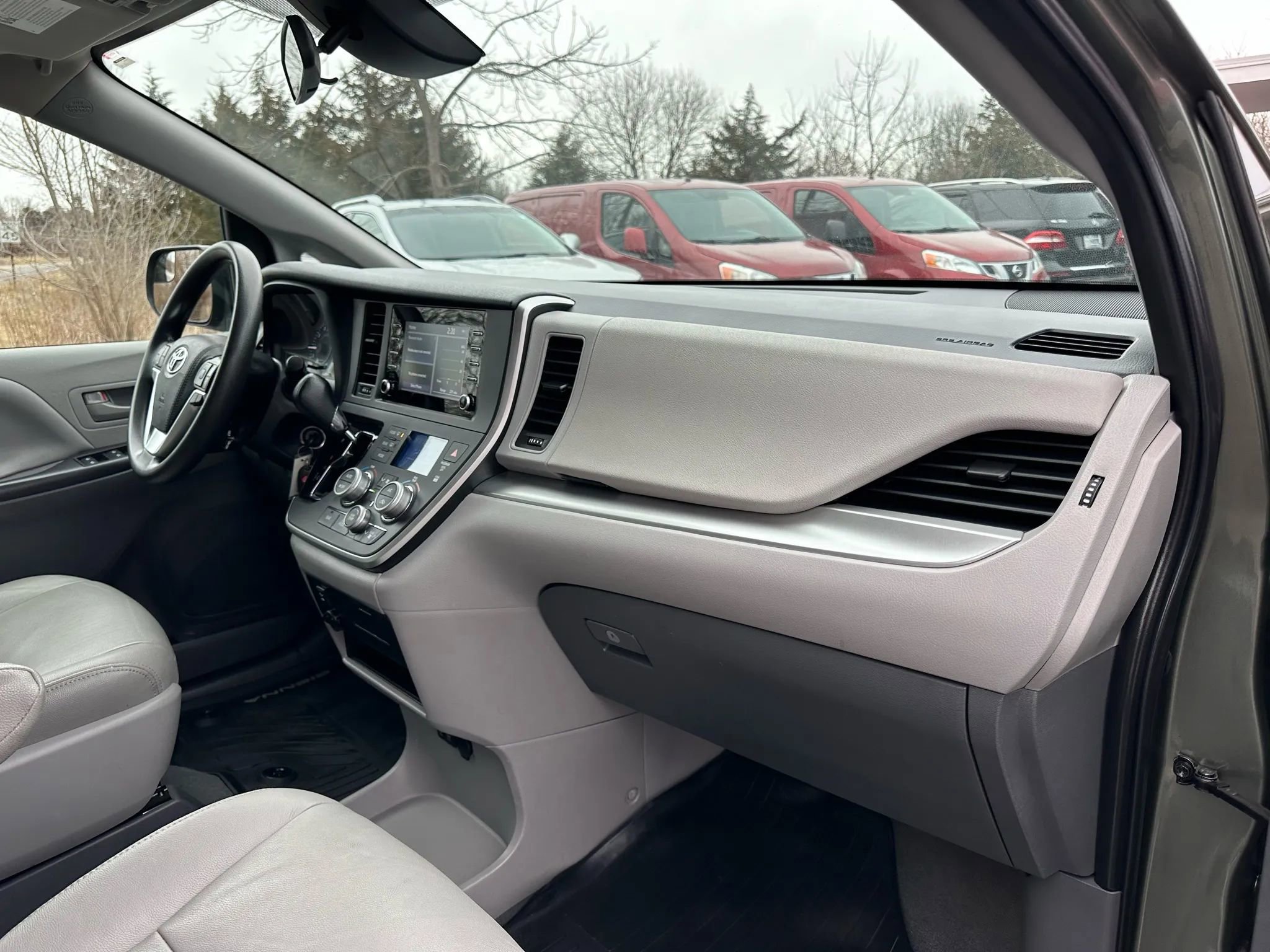 Used 2020 Toyota Sienna L image 12