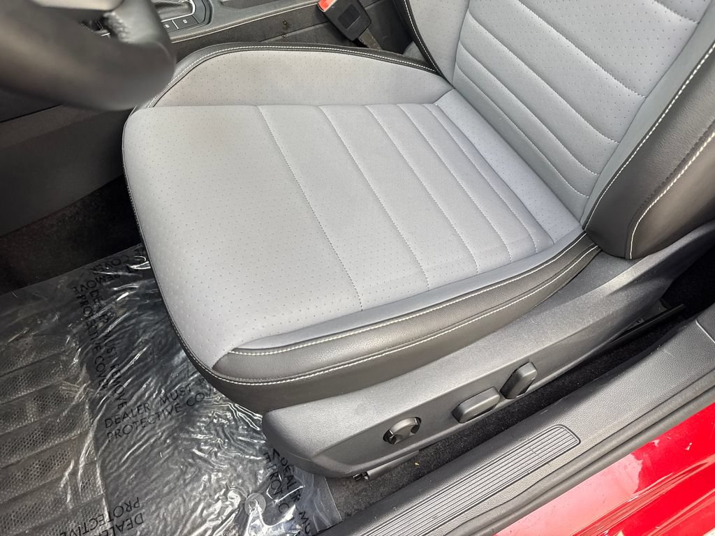 Used 2025 Volkswagen Jetta SE FWD image 28