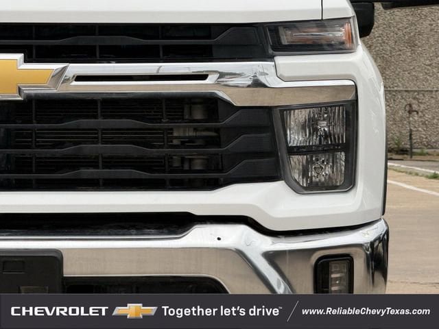 Used 2024 Chevrolet Silverado 2500 LT AWD/4WD image 4