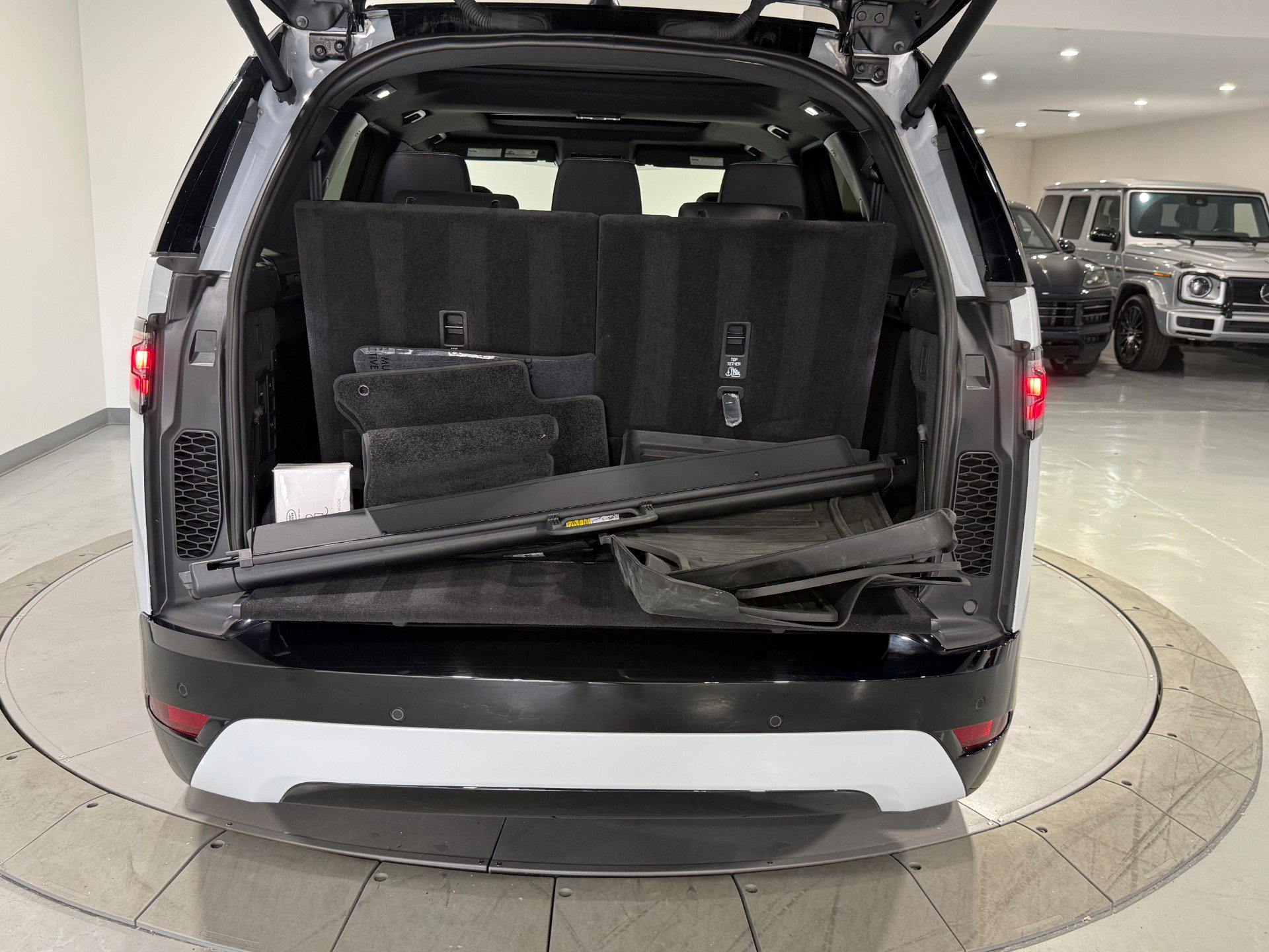 Used 2023 Land Rover Discovery S R-Dynamic AWD/4WD image 14