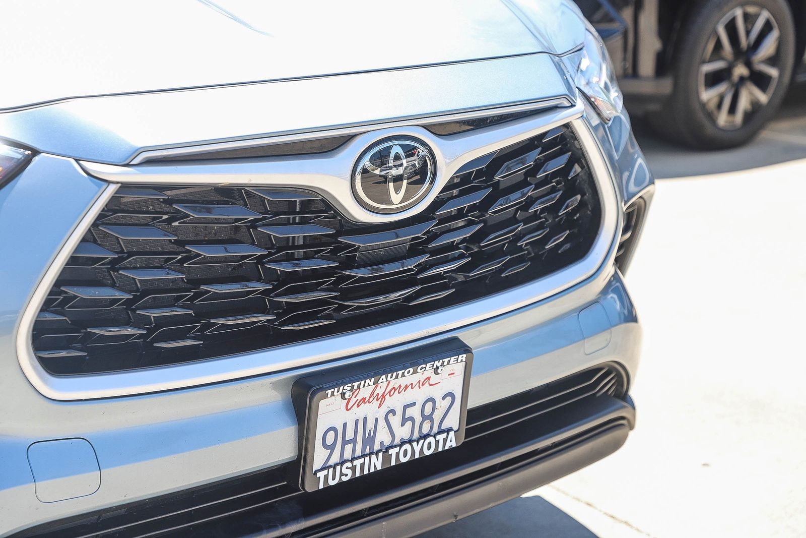 Used 2023 Toyota Highlander LE FWD image 5