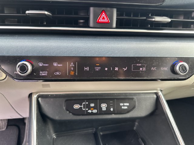 Used 2025 Kia Carnival EX FWD image 16