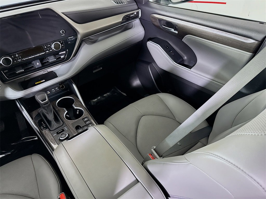 Used 2023 Toyota Highlander Limited image 25