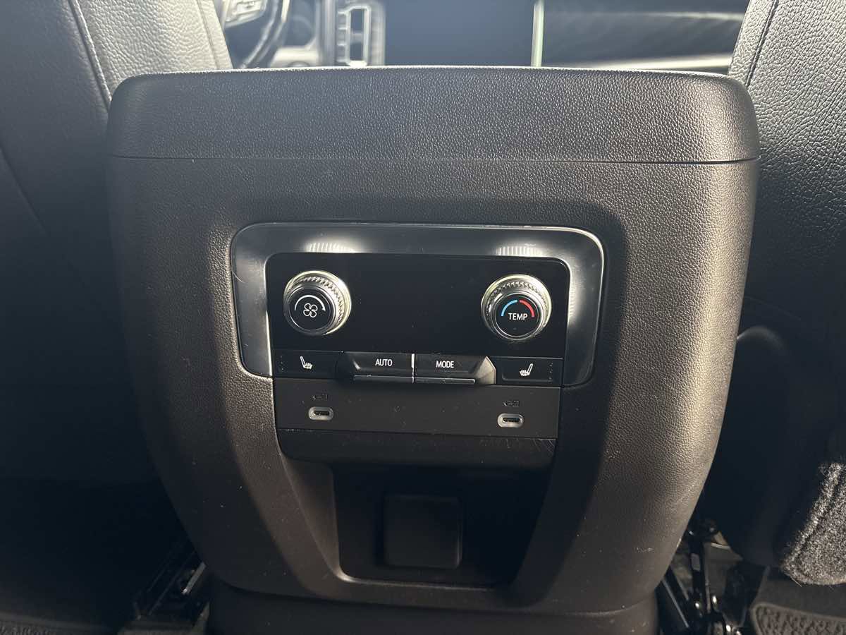 Used 2021 GMC Yukon Denali w/ Denali Premium Package image 16