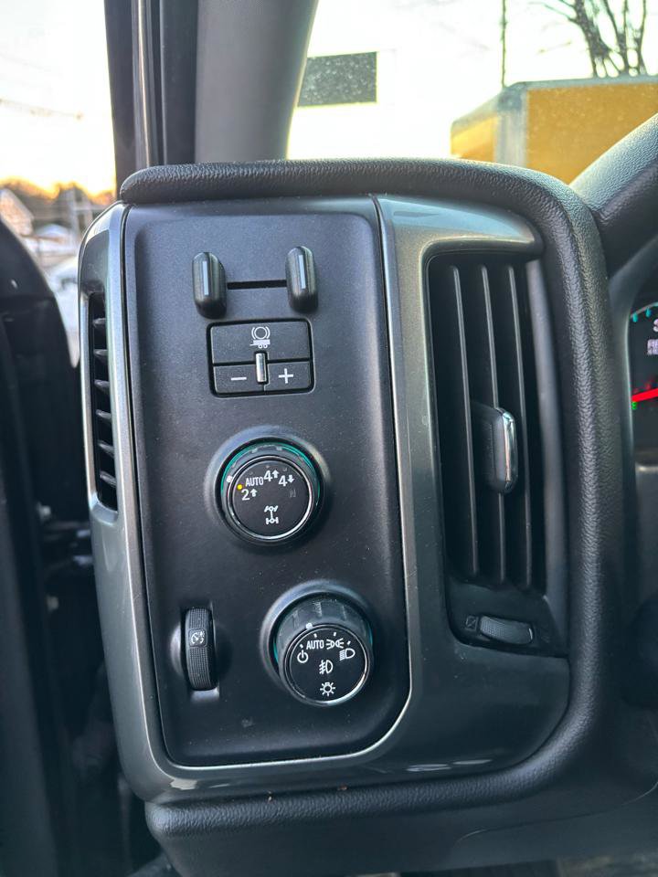 Used 2018 Chevrolet Silverado 1500 LT w/ All Star Edition image 9