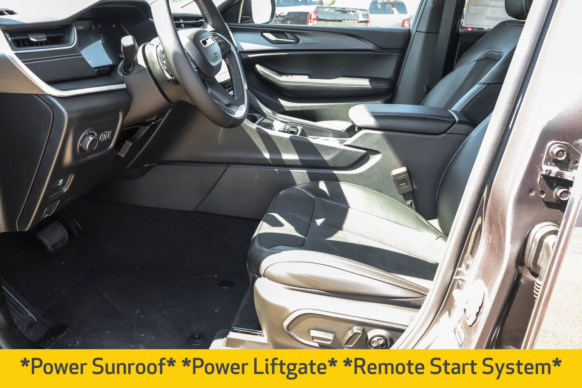 New 2025 Jeep Grand Cherokee Altitude image 4