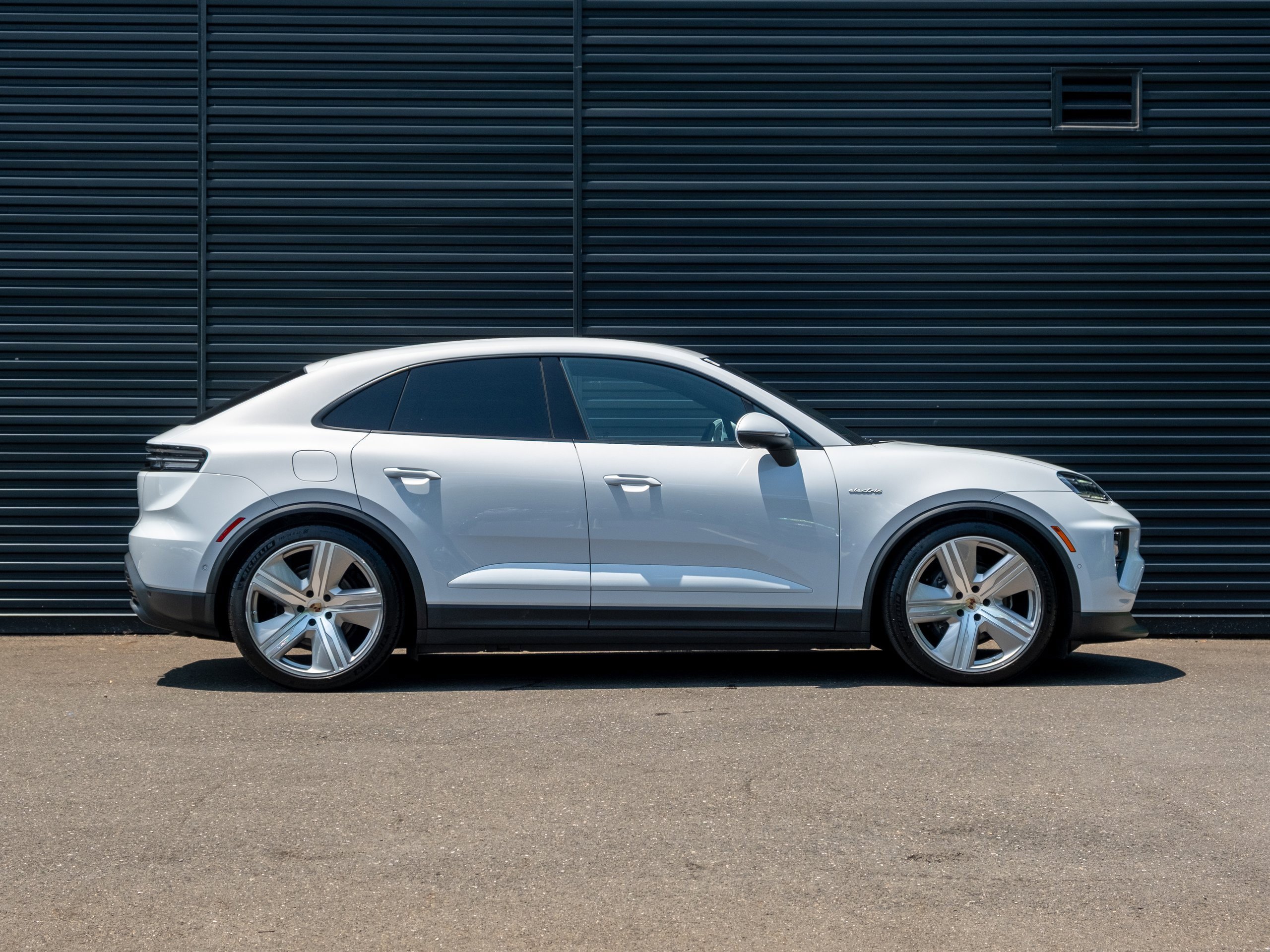 Used 2025 Porsche Macan Electric image 9