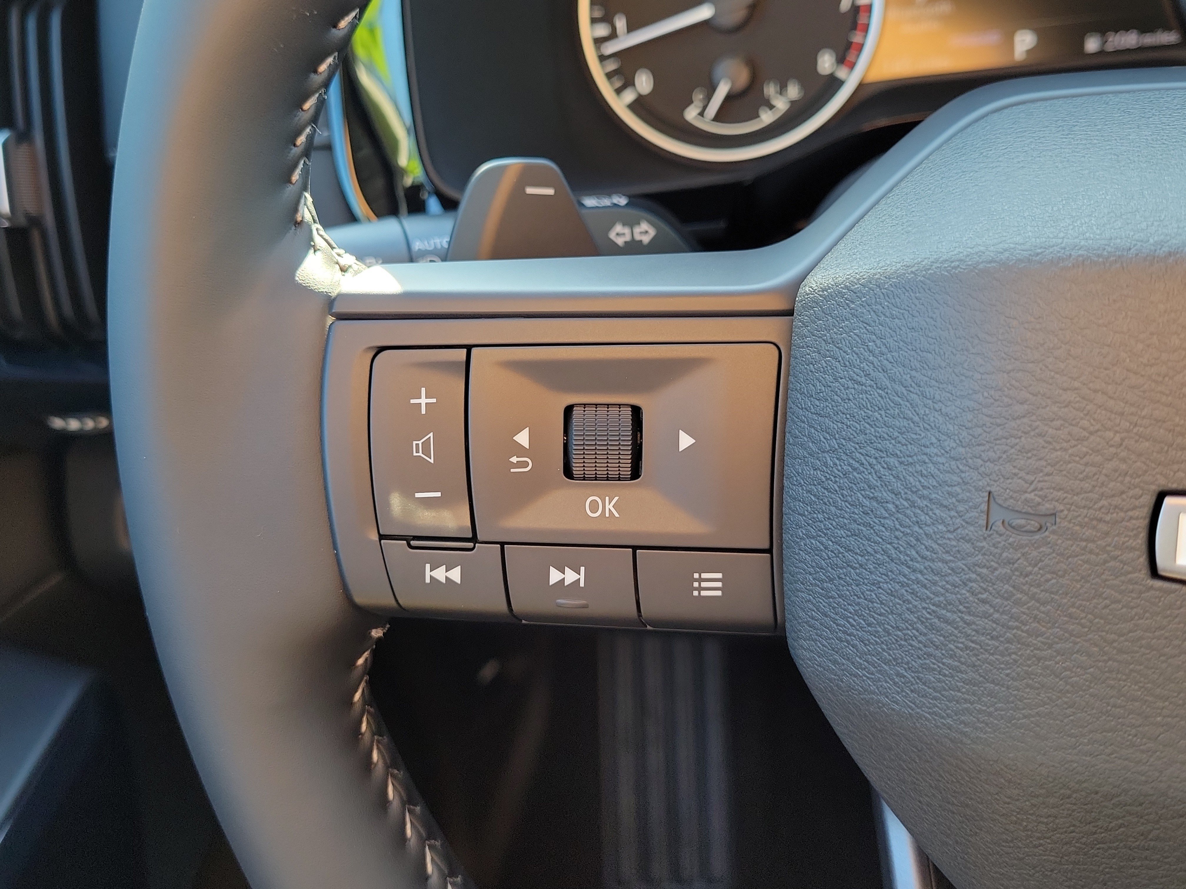 Certified 2026 Nissan Pathfinder SV FWD image 23