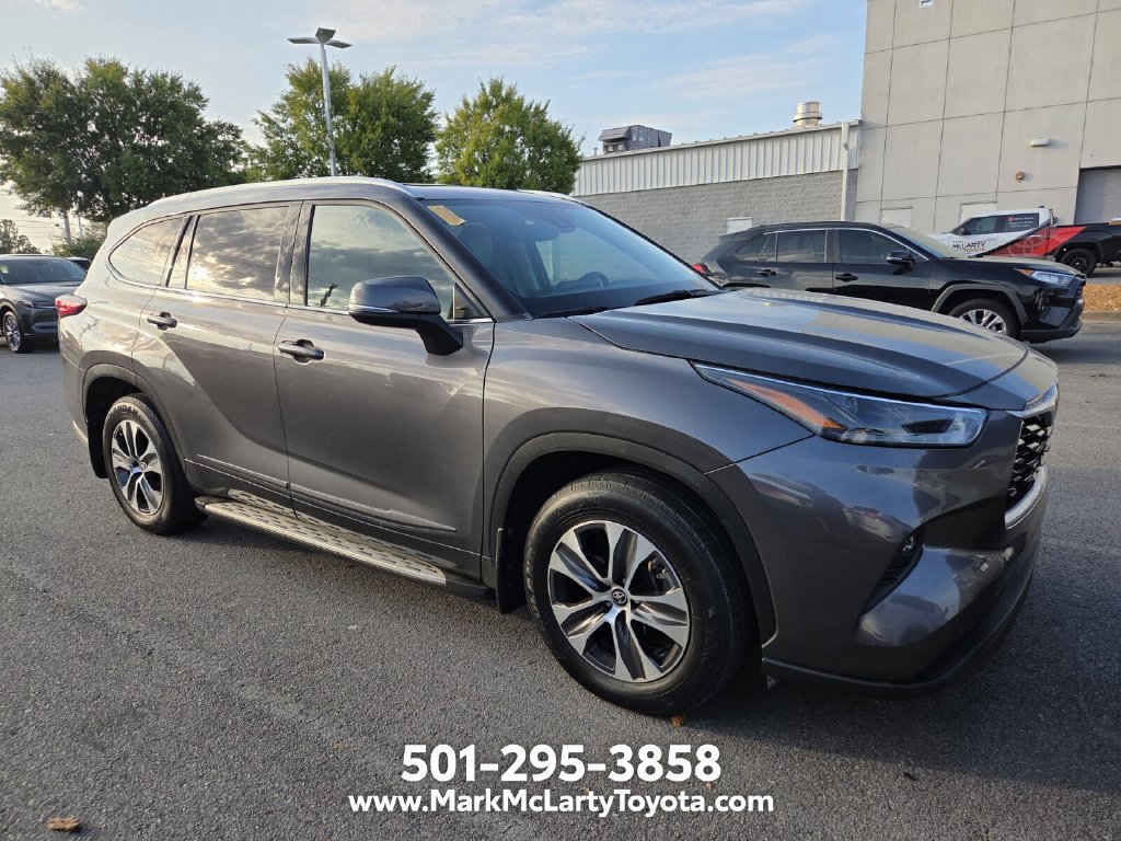 Used 2022 Toyota Highlander XLE FWD image 2