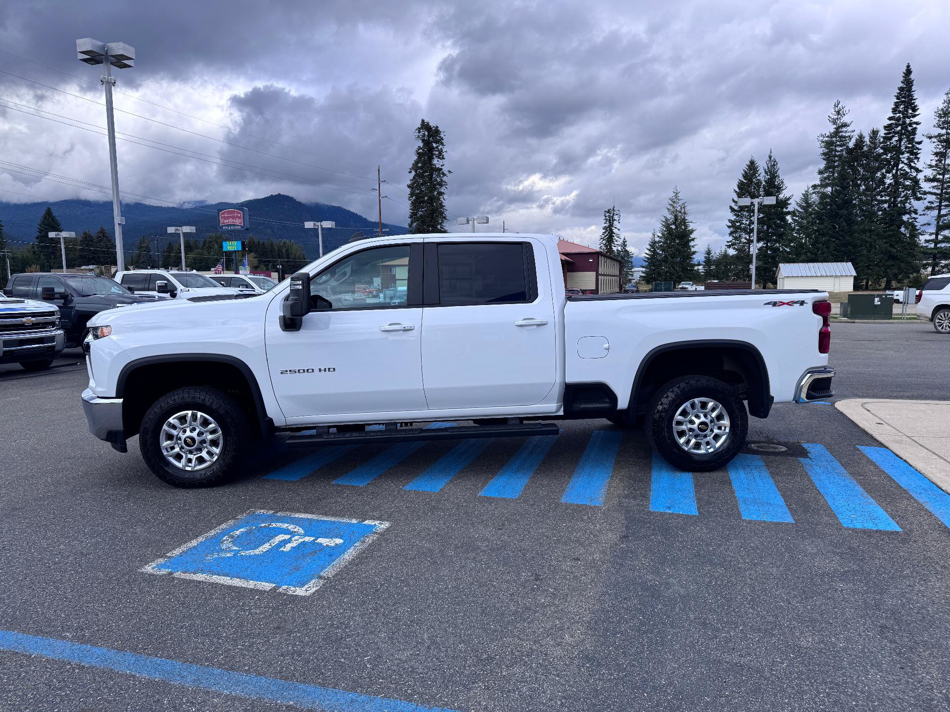 Used 2023 Chevrolet Silverado 2500 LT w/ Convenience Package AWD/4WD image 4