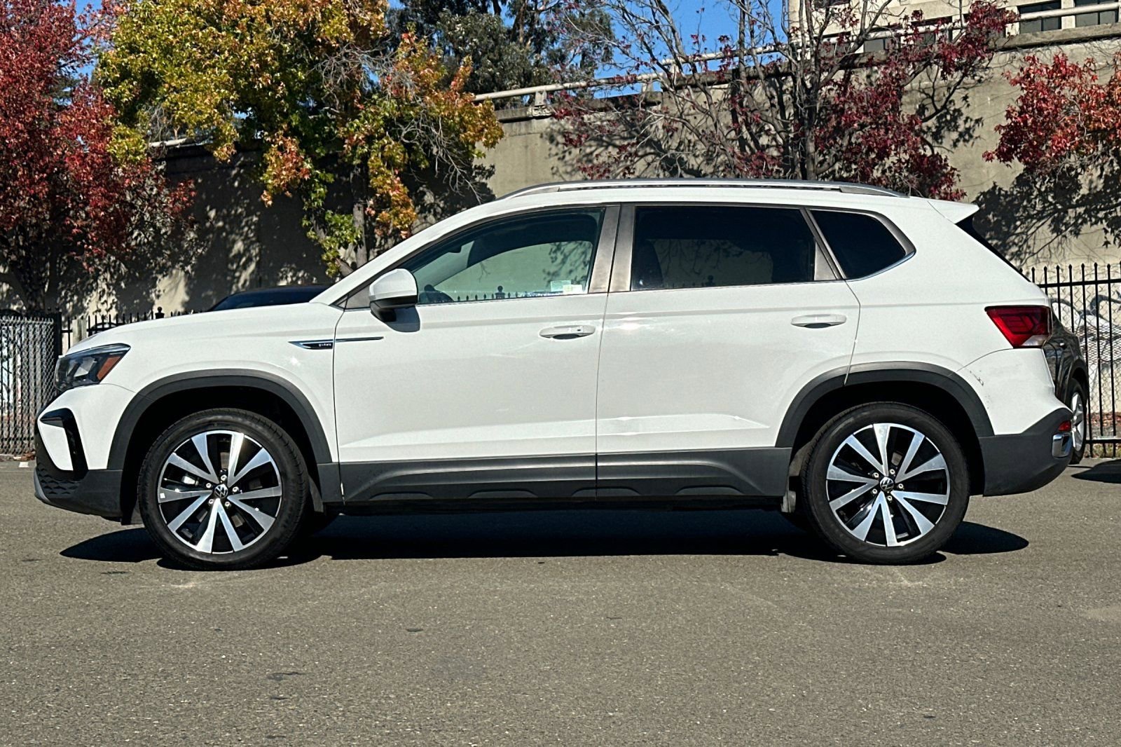 Used 2024 Volkswagen Taos SE image 7