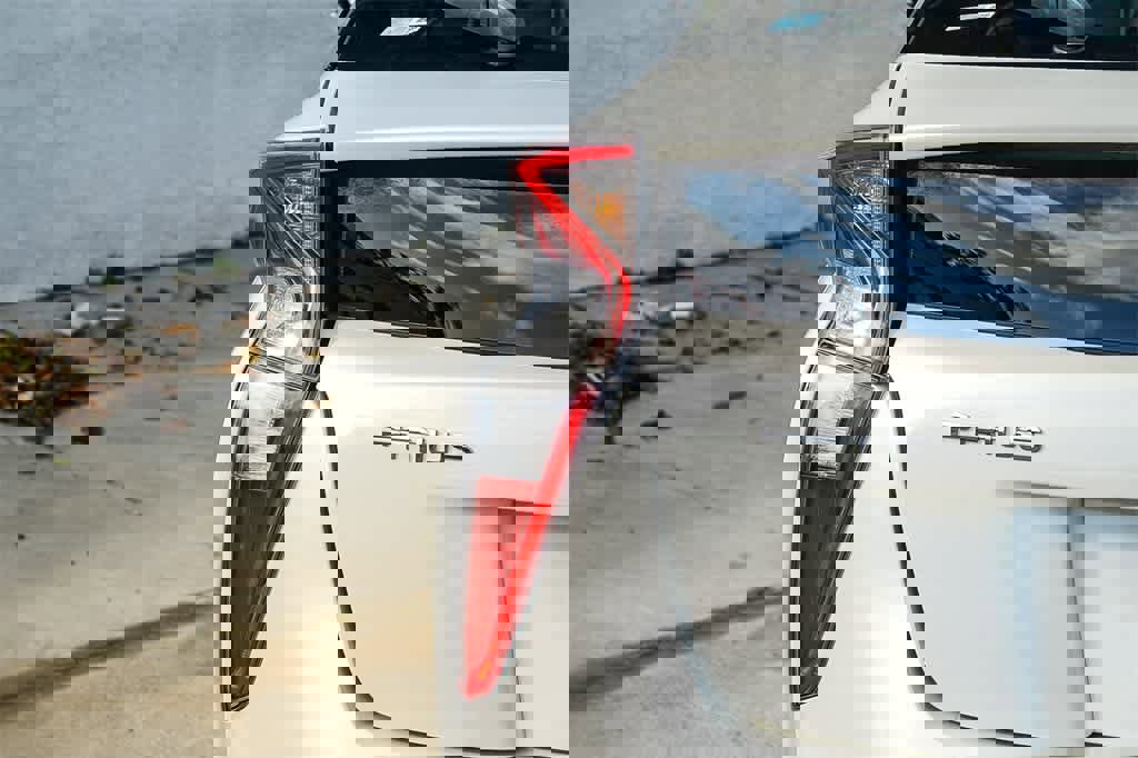 Used 2016 Toyota Prius Four Touring image 7