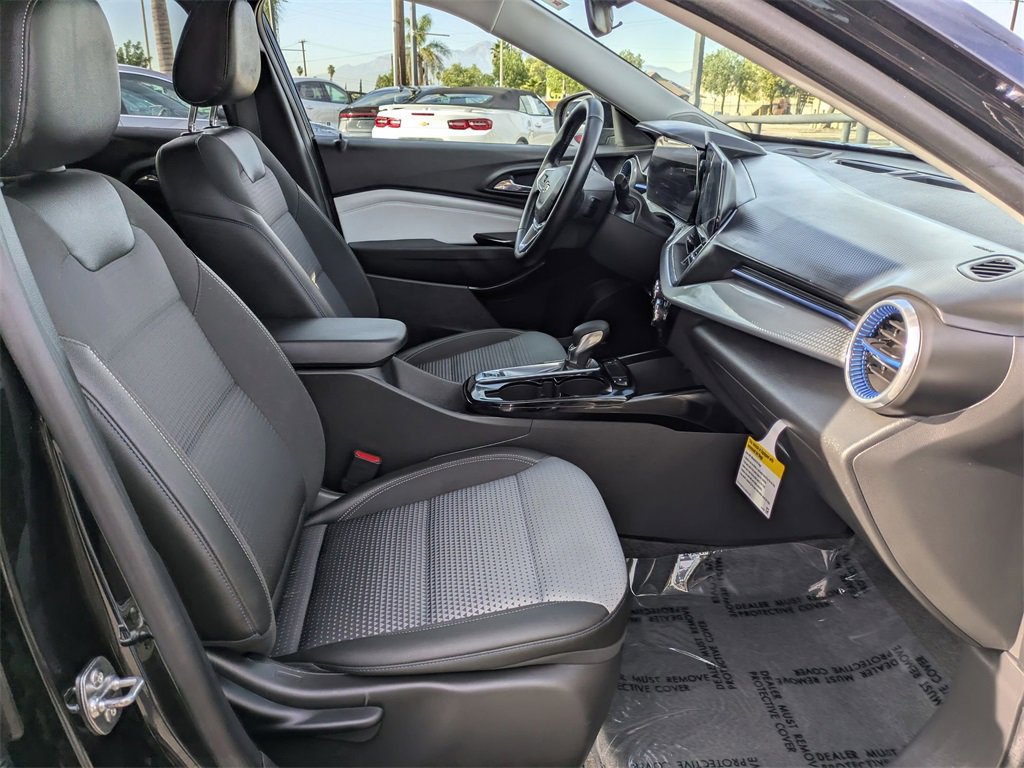 Used 2025 Chevrolet Trax LT w/ LT Convenience Package image 32