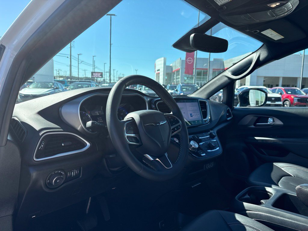 Used 2025 Chrysler Pacifica Select FWD image 10