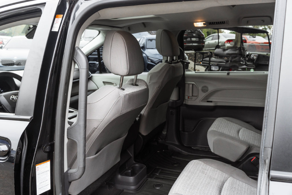 Used 2022 Toyota Sienna LE w/ LE Plus Package AWD/4WD image 26