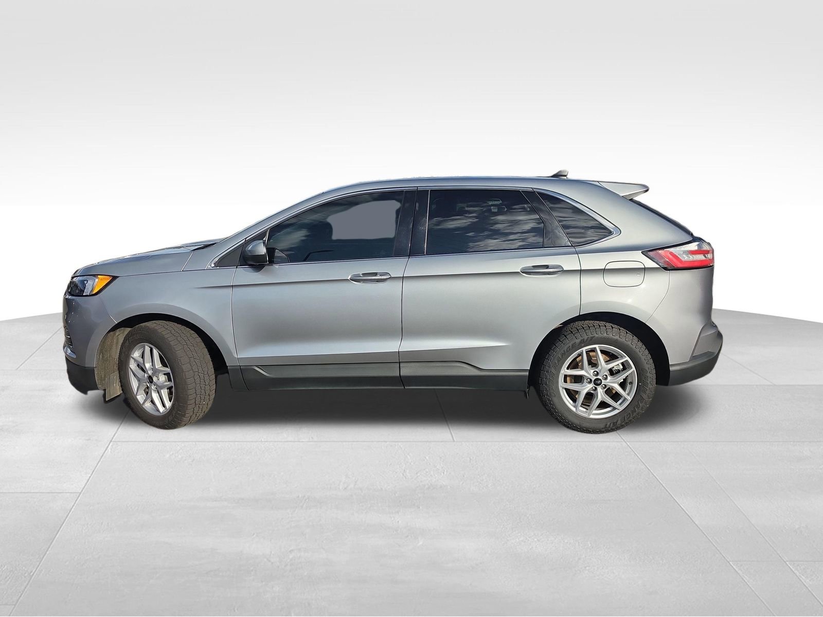 Used 2023 Ford Edge SEL image 2