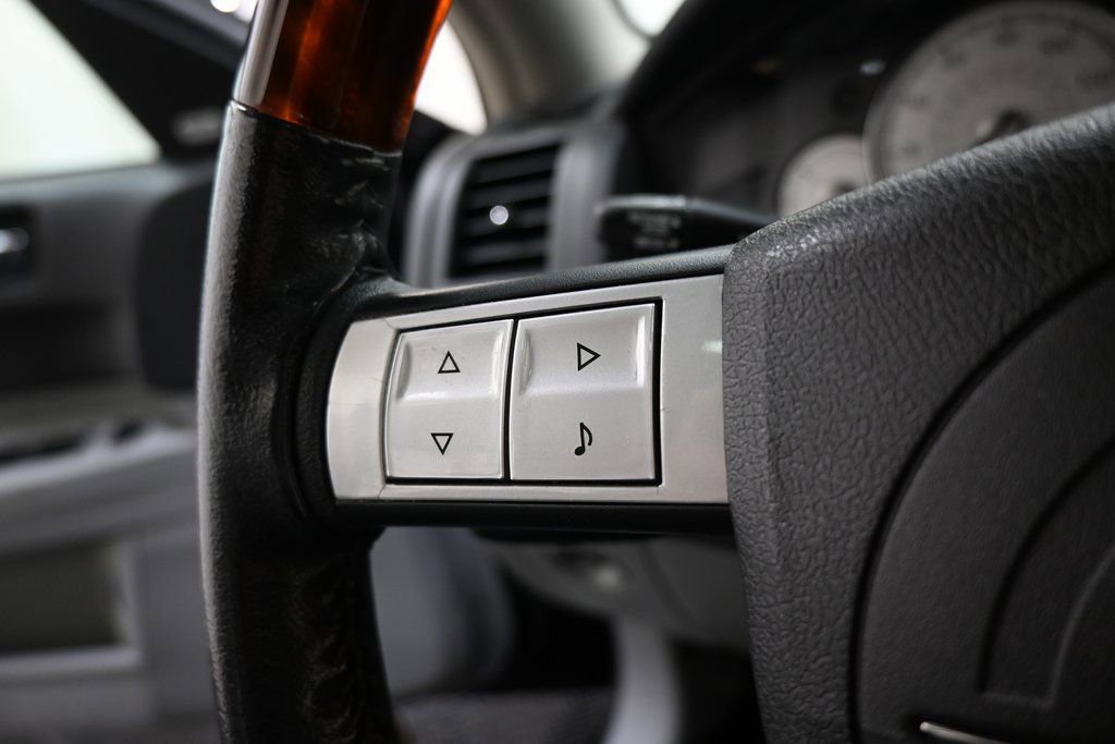 Used 2006 Chrysler 300 C w/ Sound Group II image 13