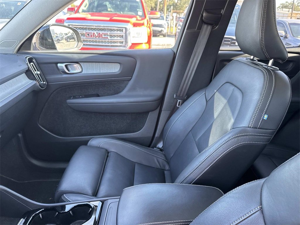 Used 2024 Volvo XC40 B5 Plus image 30