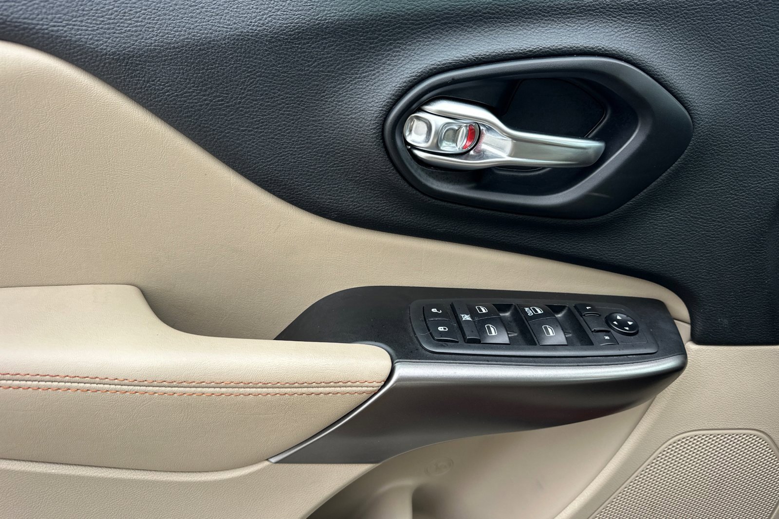 Used 2019 Jeep Cherokee Latitude w/ Popular Appearance Group image 11