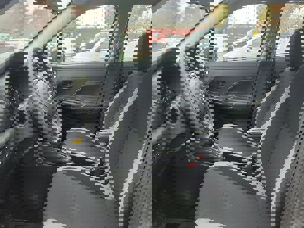 Used 2023 Nissan Versa SV image 9