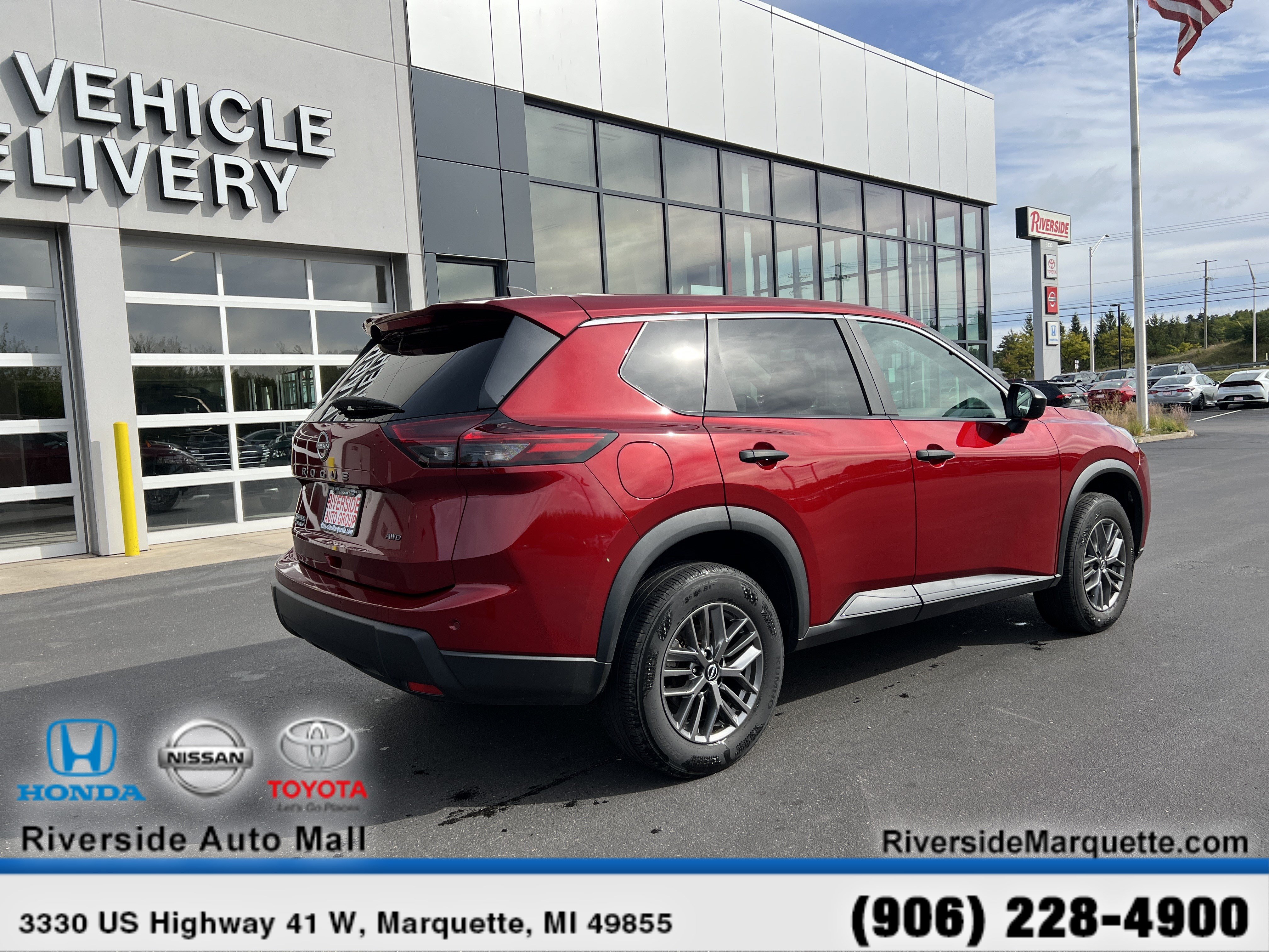 Used 2025 Nissan Rogue S AWD/4WD image 9