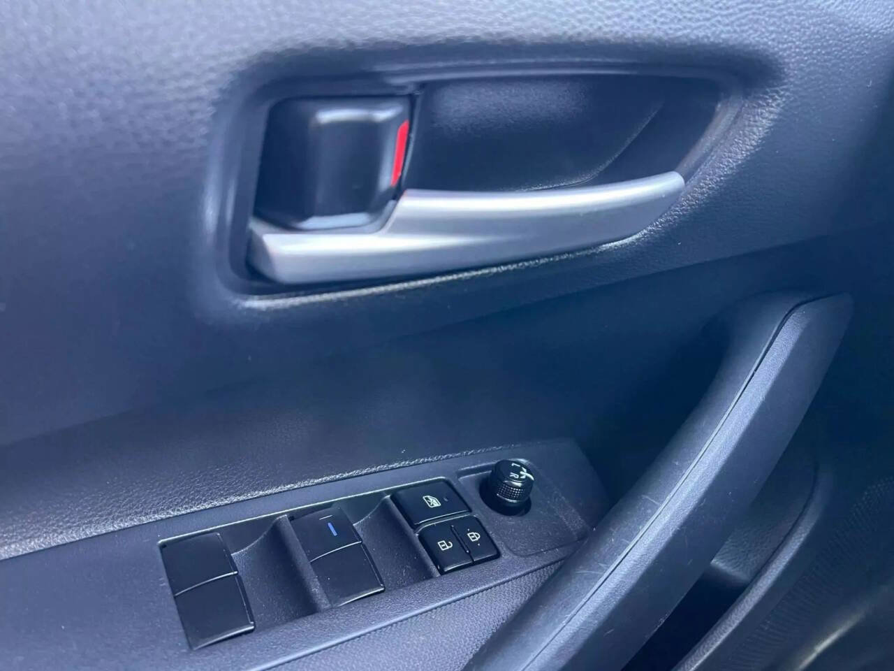 Used 2020 Toyota Corolla LE FWD image 28