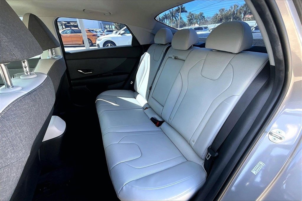 Used 2022 Hyundai Elantra Limited image 17