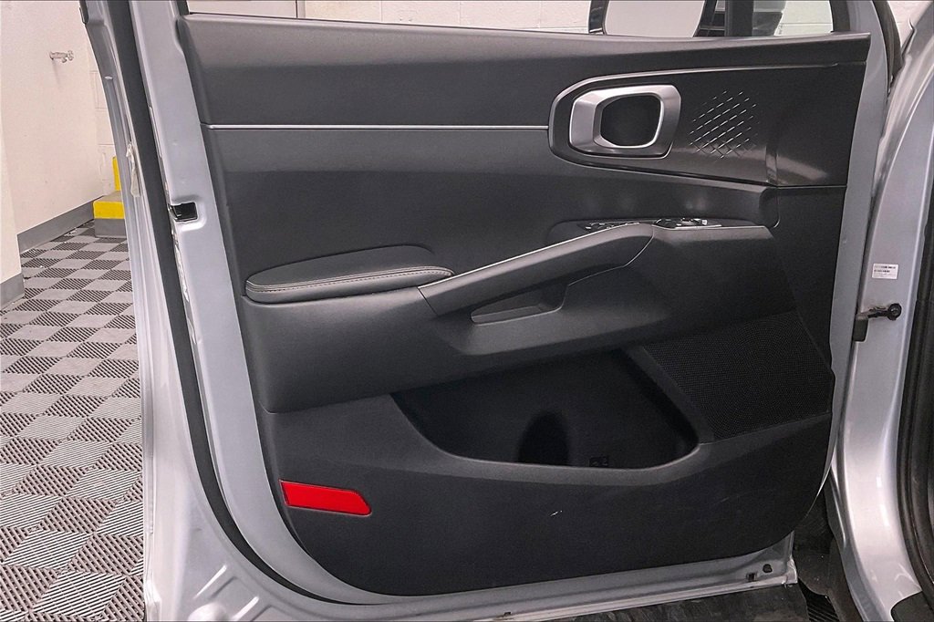 Used 2022 Kia Sorento LX image 25