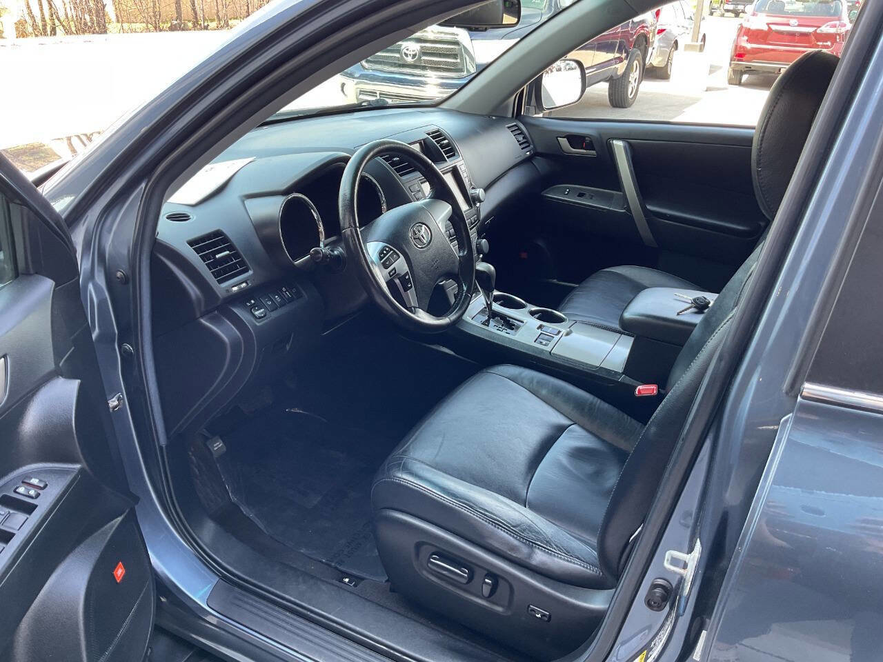 Used 2012 Toyota Highlander SE w/ Tow Pkg AWD/4WD image 14