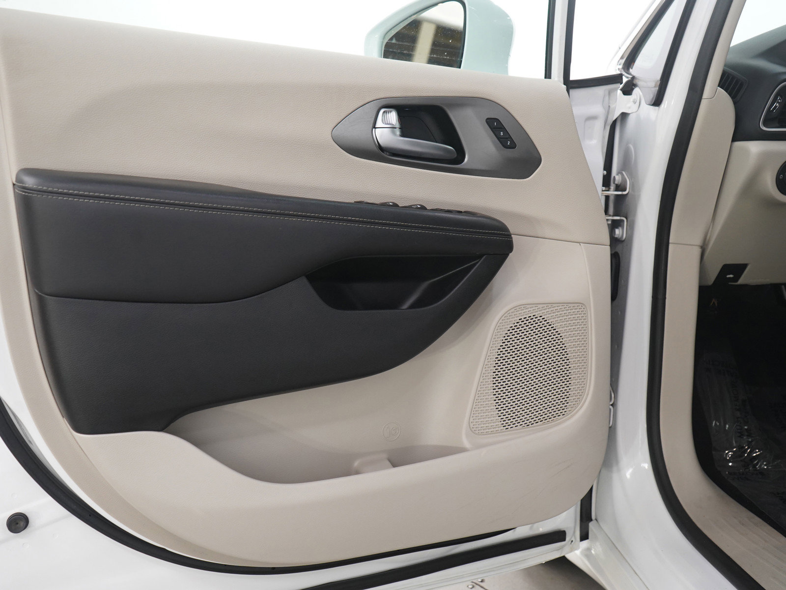 Used 2022 Chrysler Pacifica Touring-L image 22