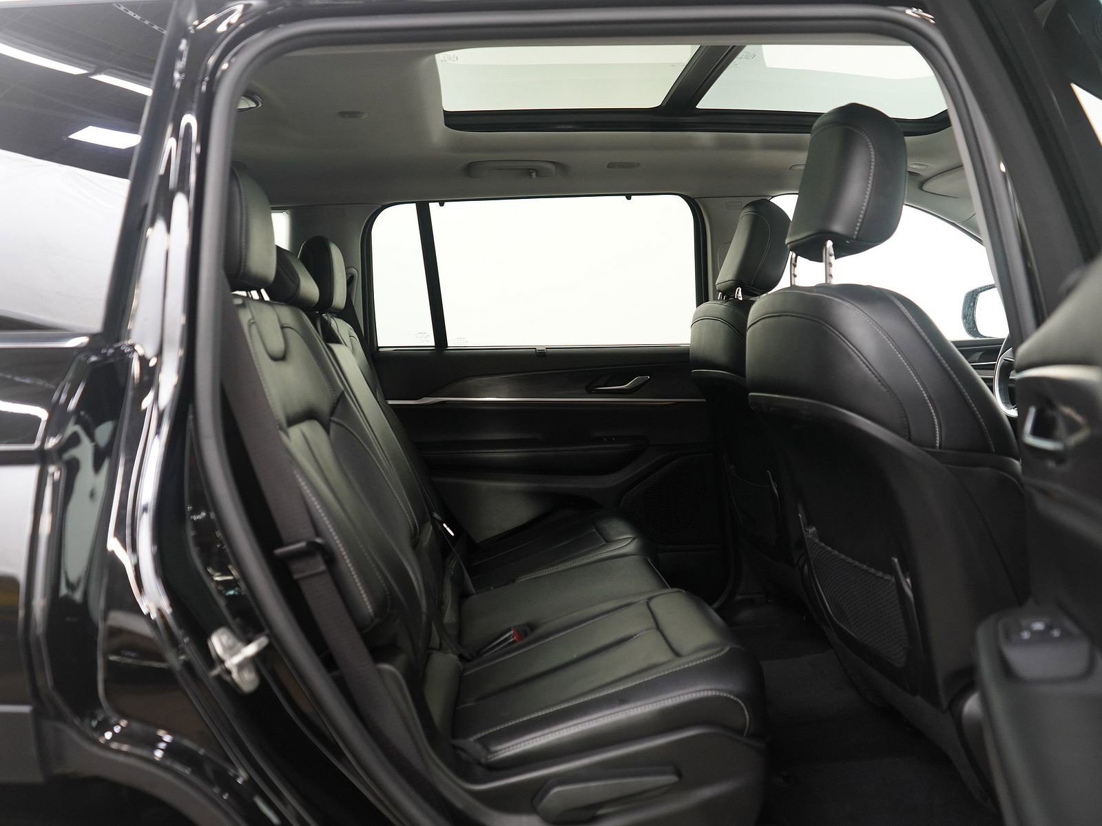 Used 2023 Jeep Grand Cherokee L Limited w/ Luxury Tech Group II image 13