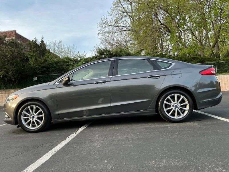 Used 2017 Ford Fusion SE FWD image 8