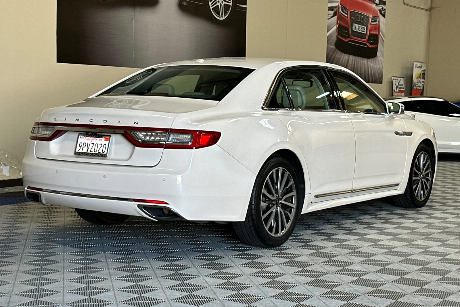 Used 2017 Lincoln Continental Select image 4