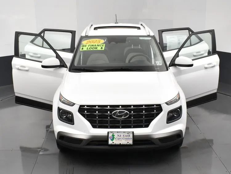 Used 2025 Hyundai Venue SEL image 10