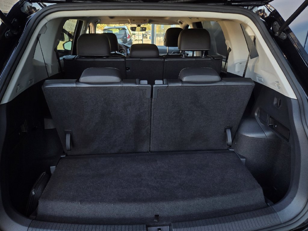 Used 2021 Volkswagen Tiguan SE w/ Panoramic Sunroof Package FWD image 26