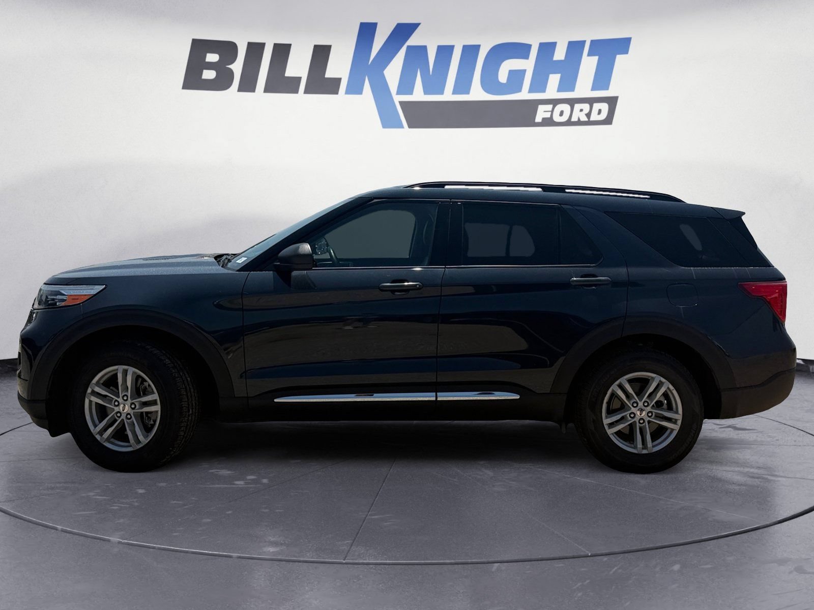 Used 2023 Ford Explorer XLT w/ Equipment Group 202A AWD/4WD image 2