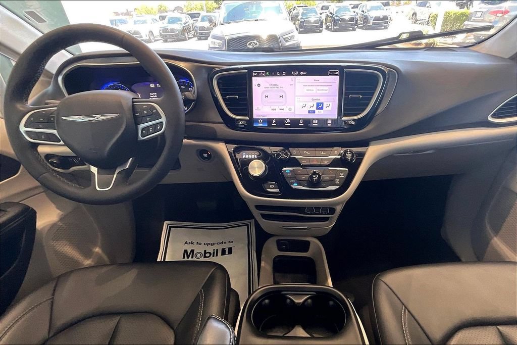 Used 2024 Chrysler Pacifica Touring-L FWD image 15
