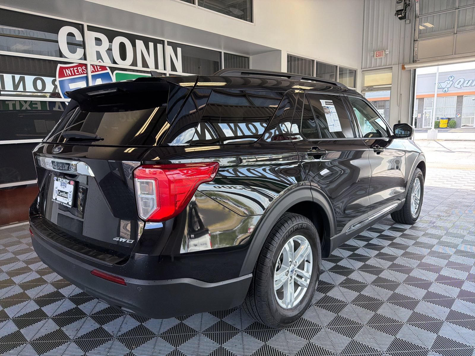 Used 2023 Ford Explorer XLT AWD/4WD image 6