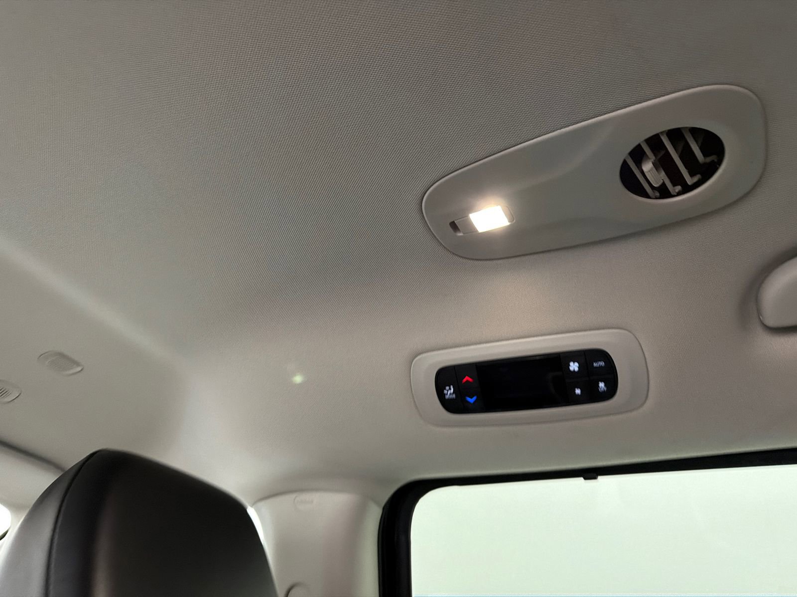 Used 2024 Chrysler Pacifica Touring-L image 19