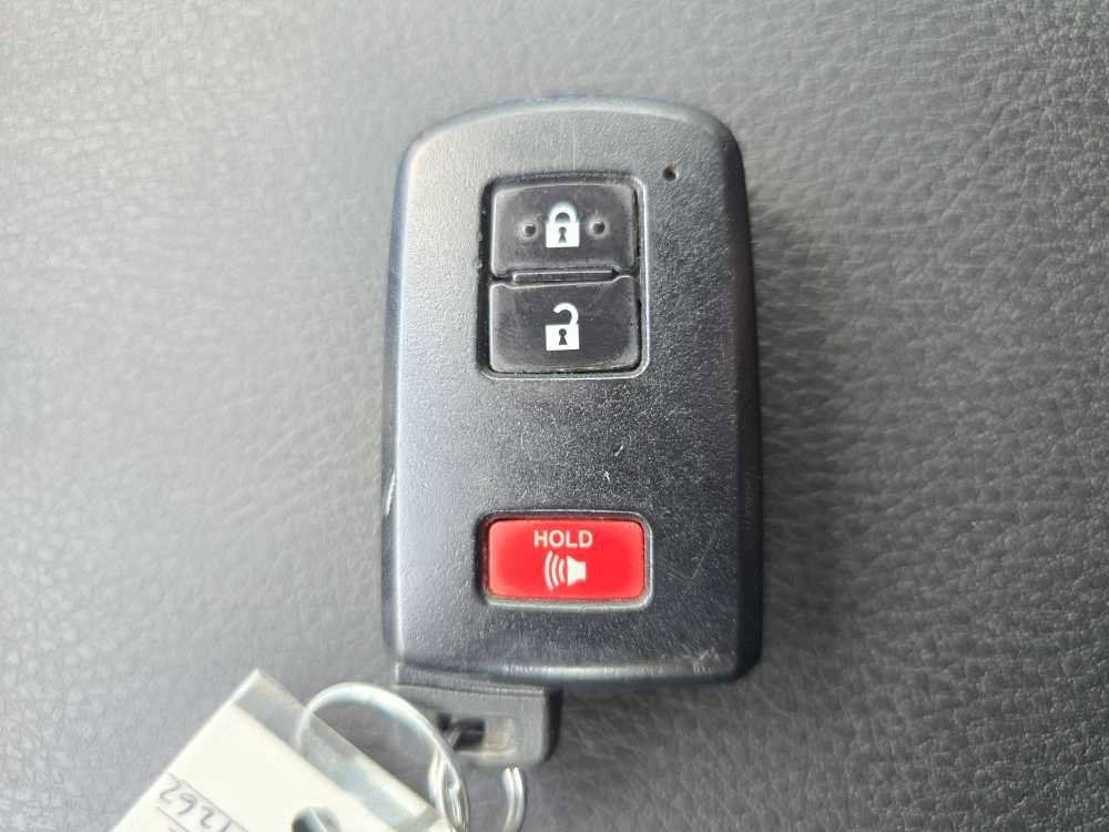 Used 2021 Toyota Tacoma Limited image 22