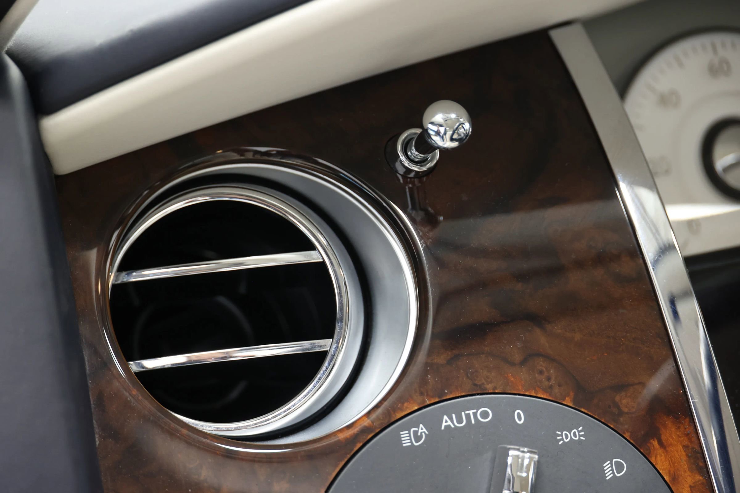 Used 2015 Rolls-Royce Ghost image 21