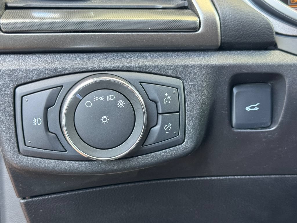 Used 2017 Ford Fusion SE w/ Equipment Group 201A FWD image 11