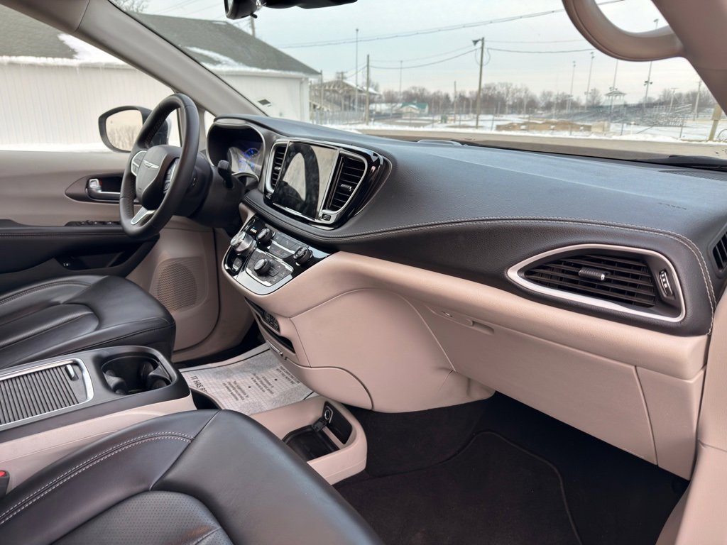 Used 2023 Chrysler Pacifica Touring-L image 47