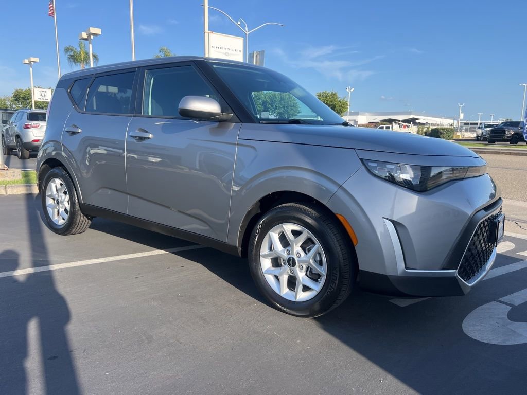 Used 2025 Kia Soul LX w/ LX Technology Package FWD image 8
