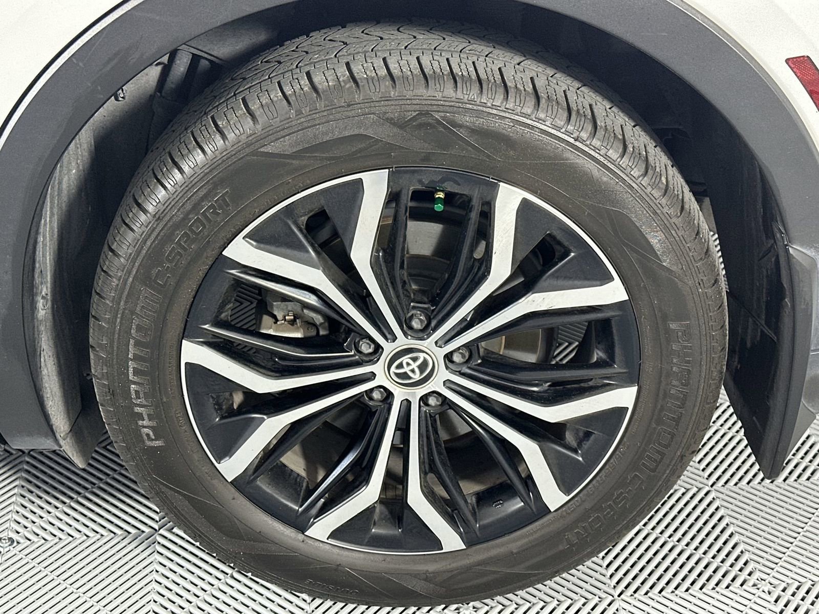 Used 2023 Toyota Crown XLE AWD/4WD image 10