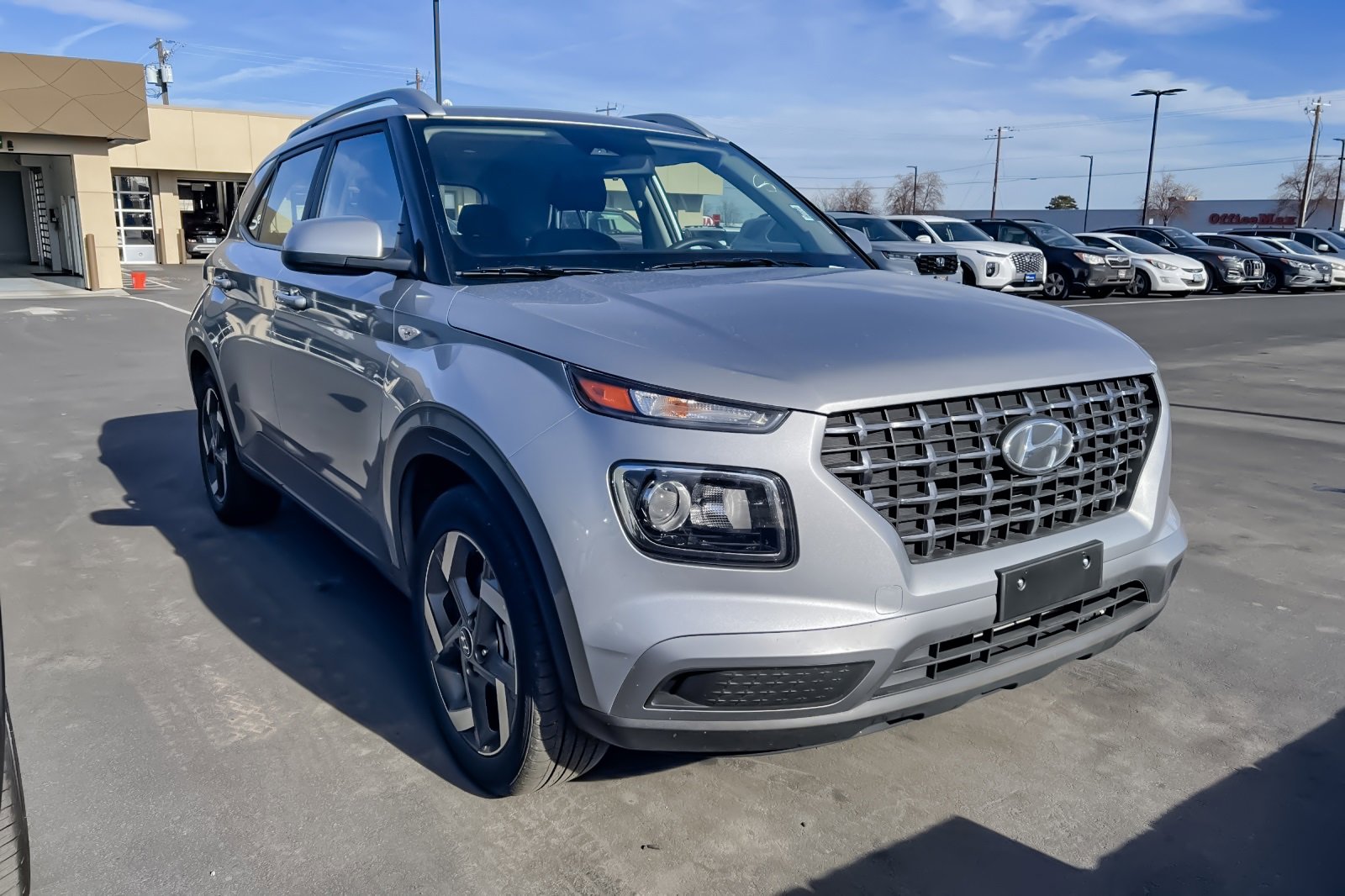 Used 2025 Hyundai Venue SEL image 2