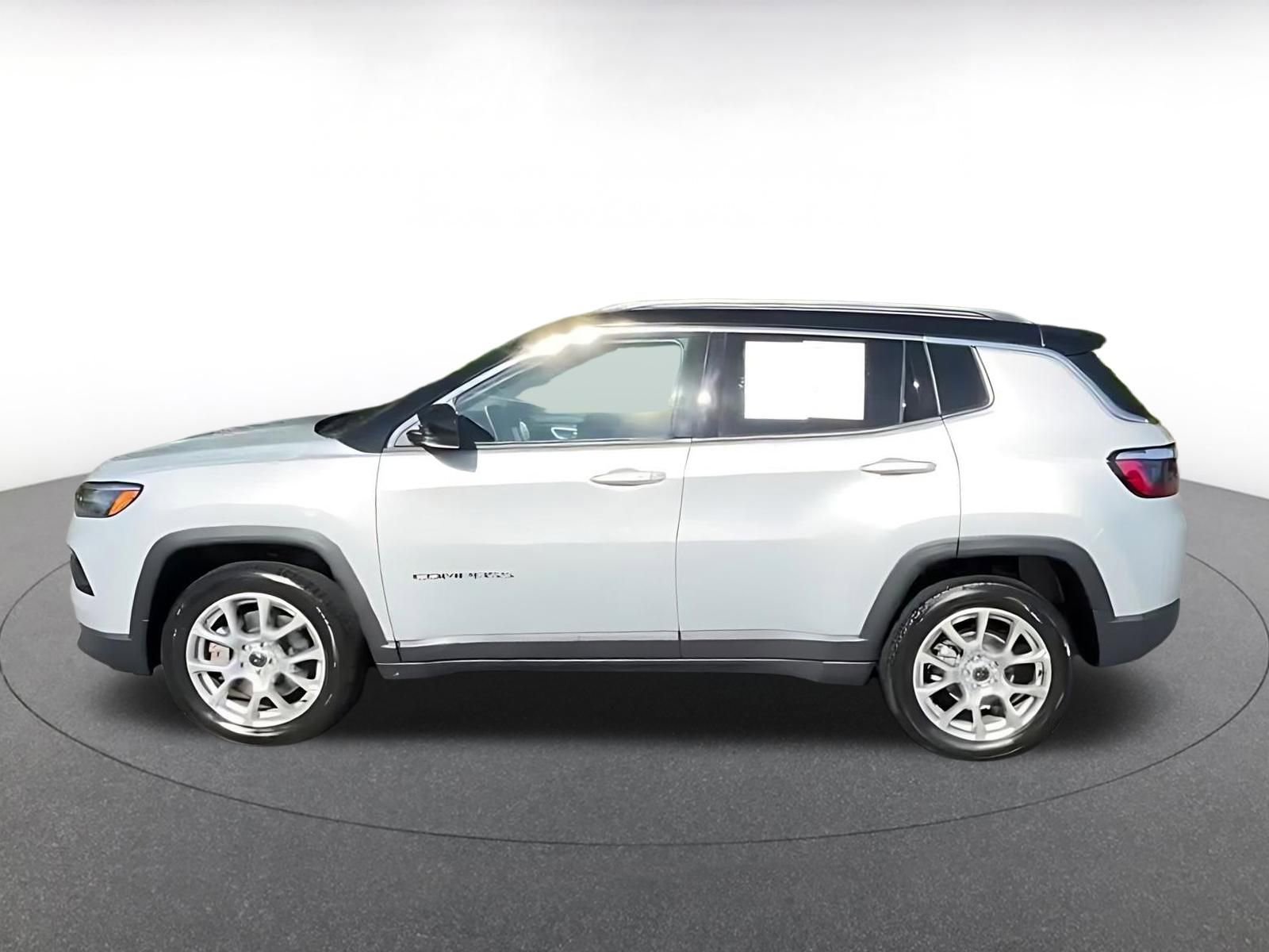 Used 2025 Jeep Compass Limited AWD/4WD image 9