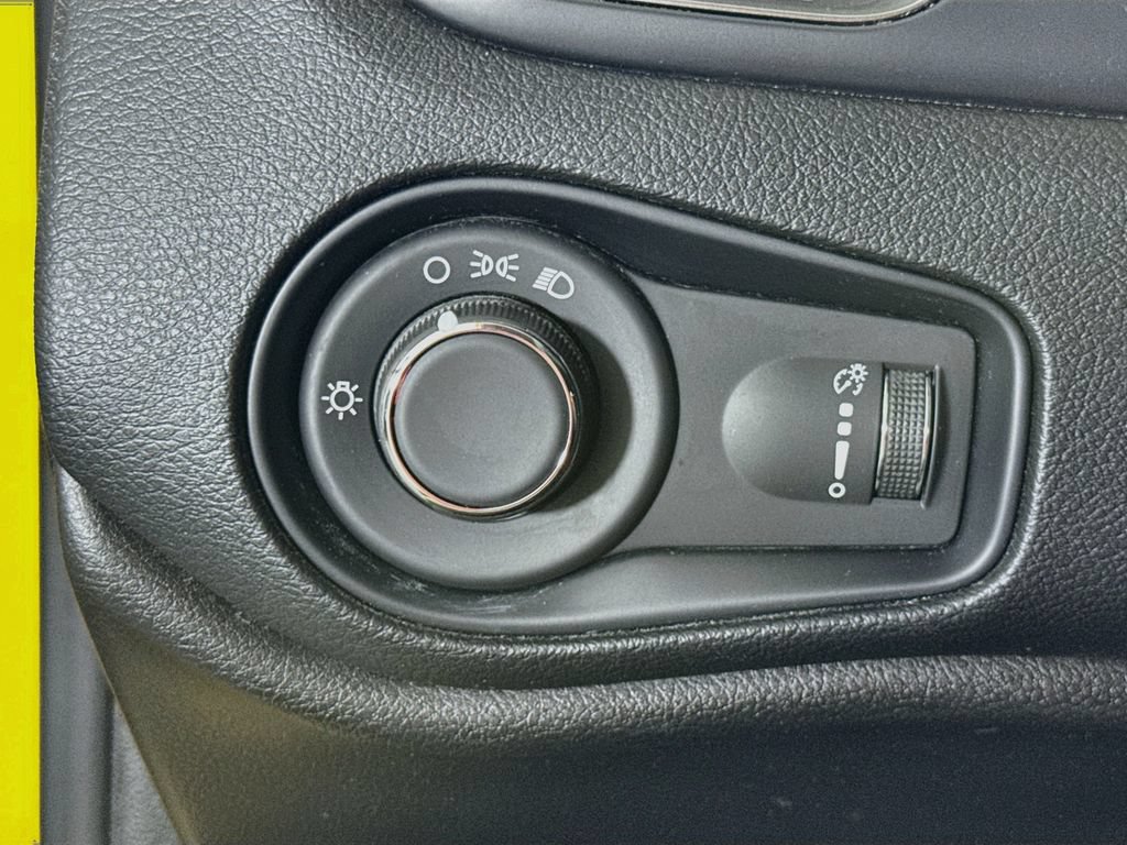 Used 2023 Jeep Renegade Latitude AWD/4WD image 19