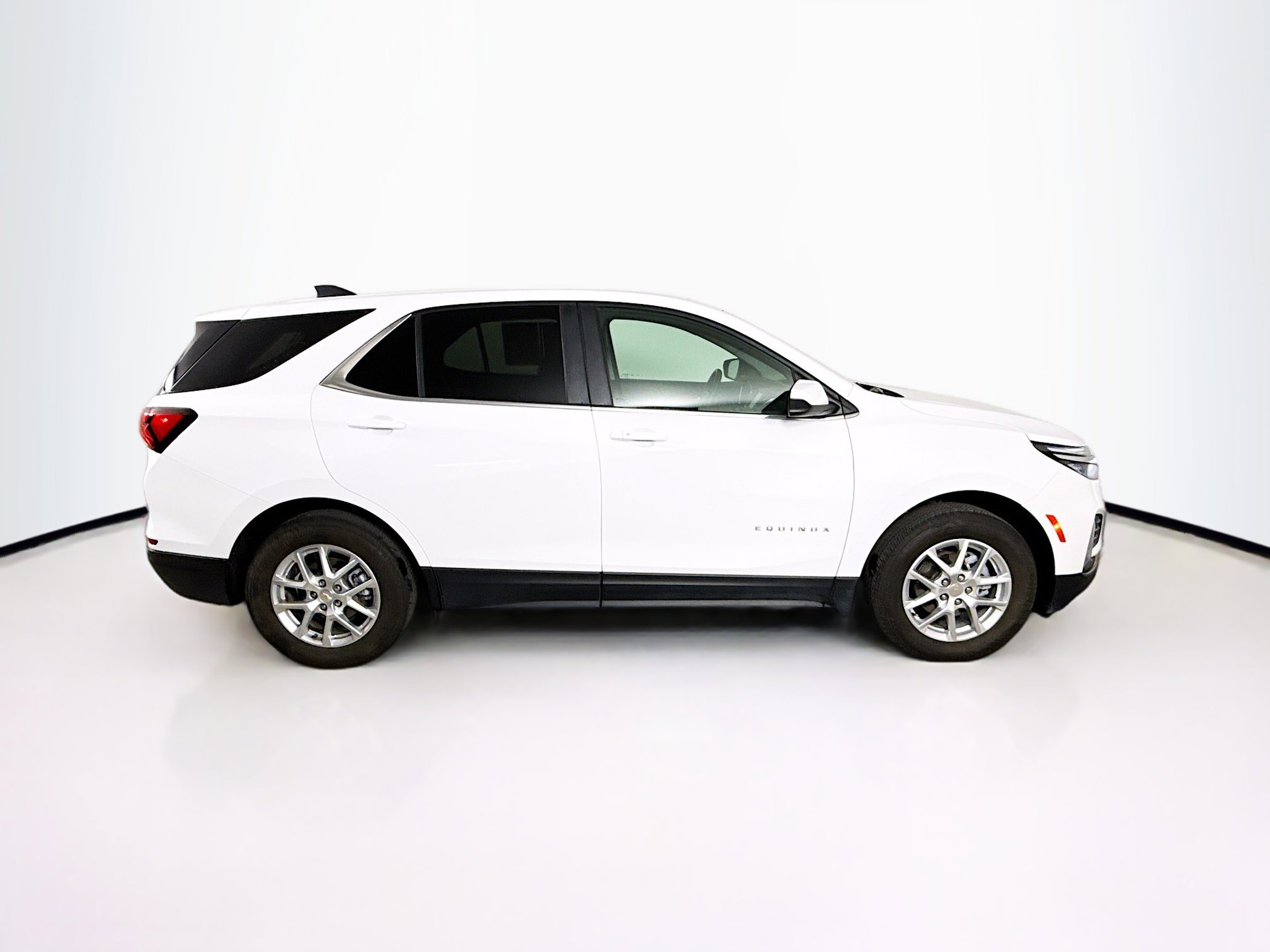 Used 2024 Chevrolet Equinox LT image 2